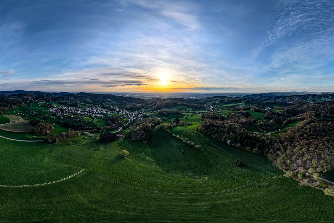 Blick über die bewaldeten Hügel des Westerwalds bei Sonnenuntergang